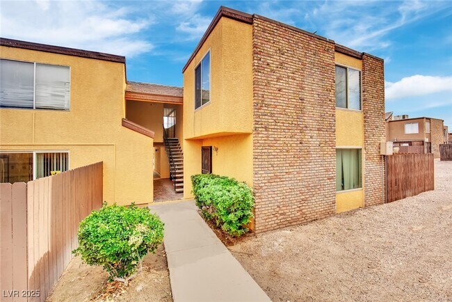 Building Photo - 1417 Hialeah Dr