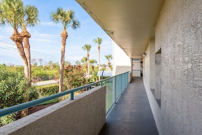 Building Photo - 5557 Sea Forest Dr