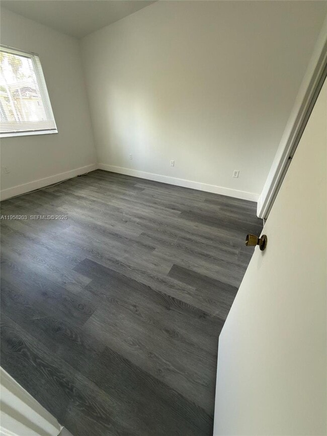 Building Photo - 930 NE 34th Ave