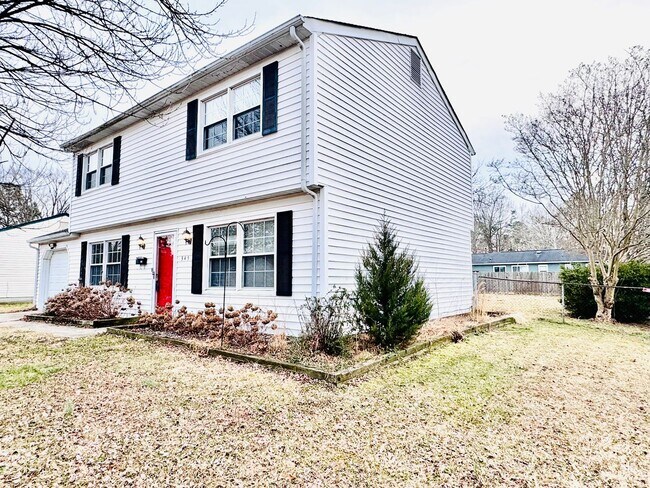 Building Photo - Spacious 5-bedroom home situated on a desirable corner lot!