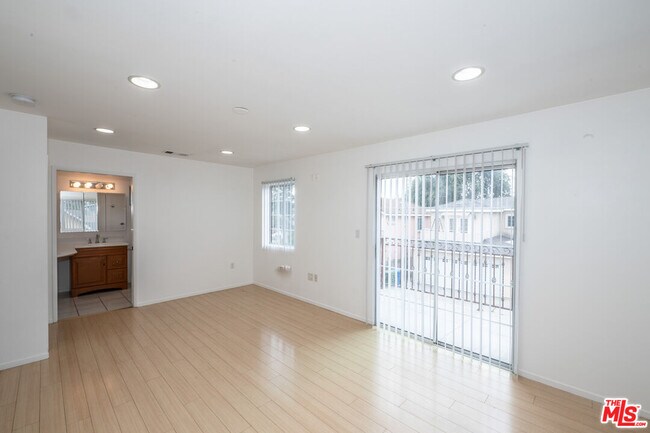 Building Photo - 339 Newland St
