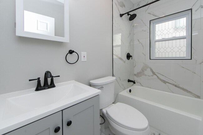 Building Photo - Beautiful Gut Renovated 2 Bed/1 Bath 2nd F...