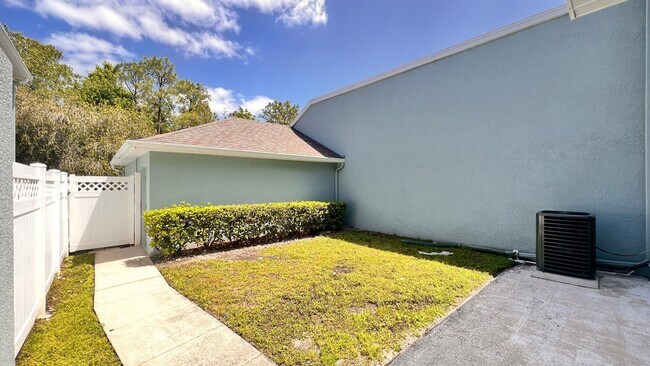 Building Photo - Available May 13th! Gorgeous 2/2 Town Home...