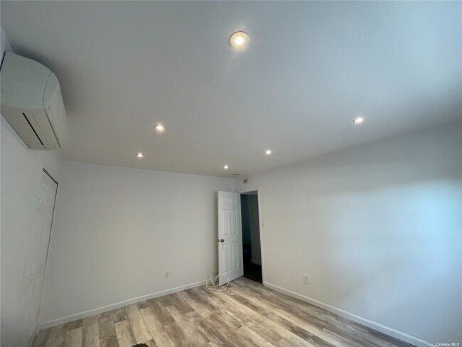 Building Photo - 623 E Park Ave