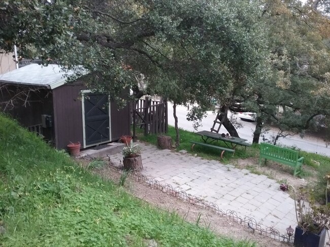 Building Photo - Country Charm In The City!