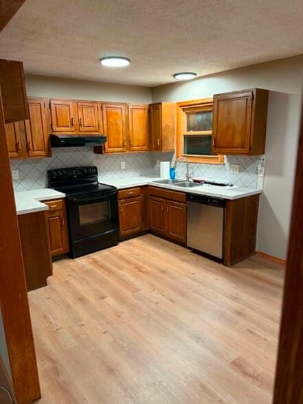Building Photo - 208 N Marlen Ct