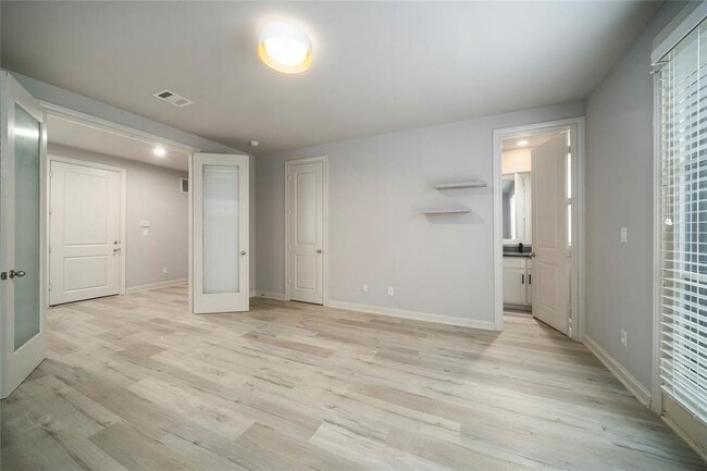 Building Photo - 409 W 17th St