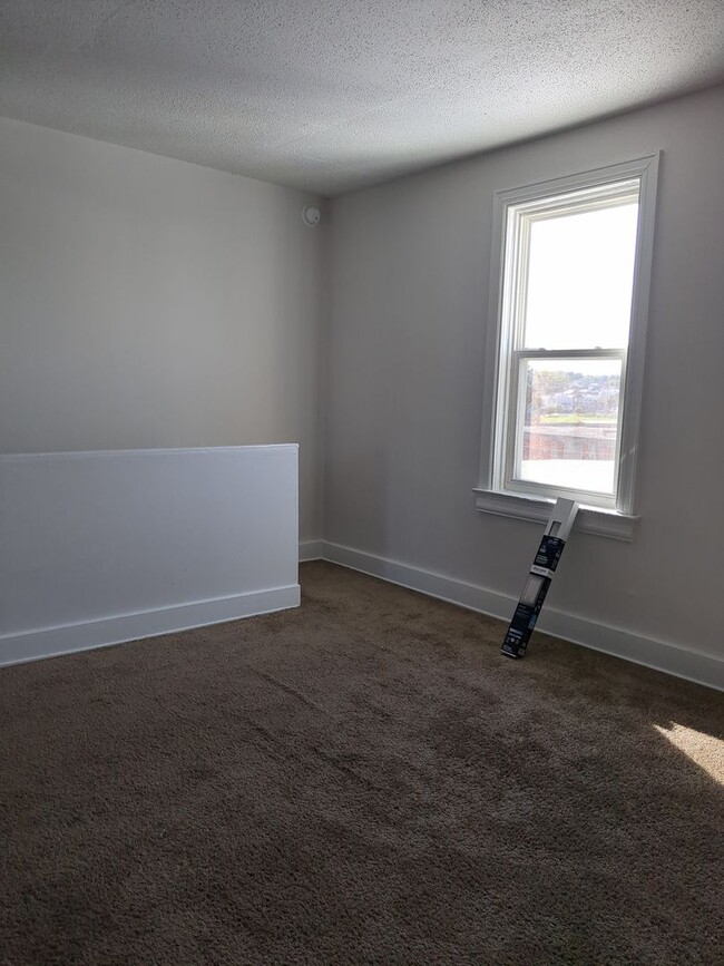 Building Photo - Recently renovated 4/5 Bedroom house