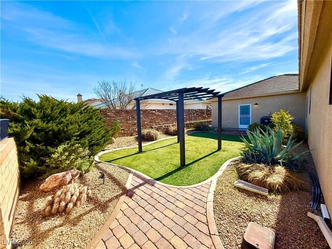 Building Photo - 3530 E Vineyard Dr