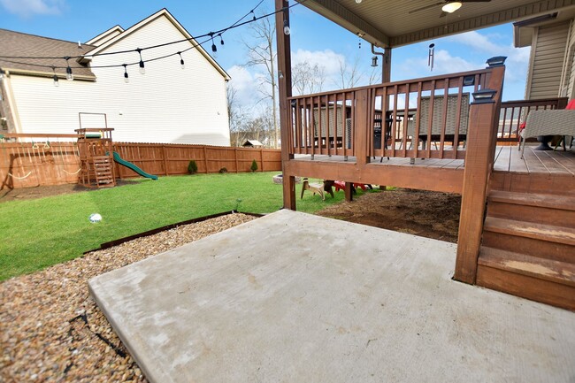 Building Photo - Pet Friendly Three Bedroom with Bonus!