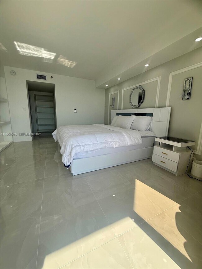 Building Photo - 1000 W Island Blvd