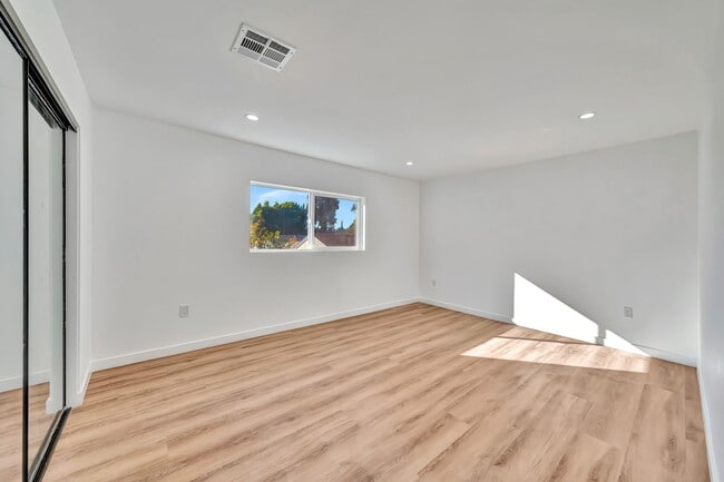 Building Photo - 11845 Hamlin St