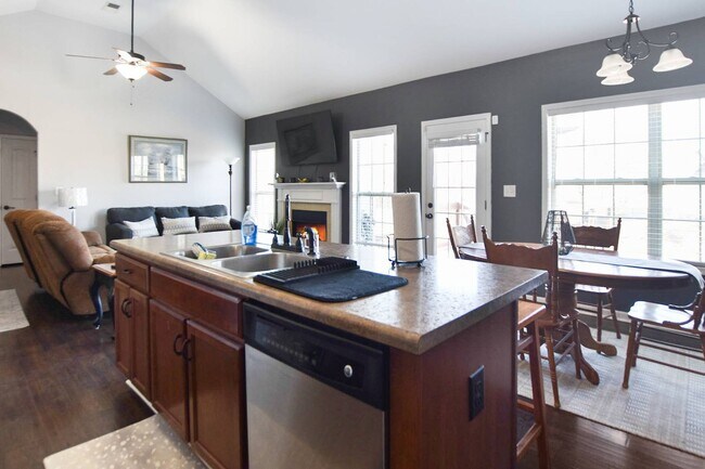 Building Photo - Pet Friendly Three Bedroom with Bonus!