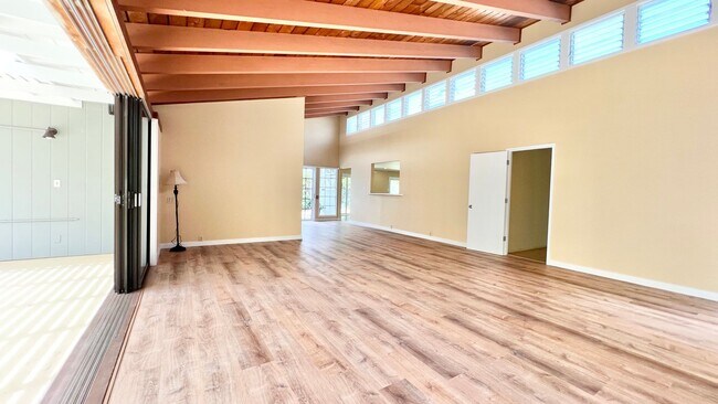 Building Photo - RARELY AVAILABLE 3 BEDROOM NEAR BEACH