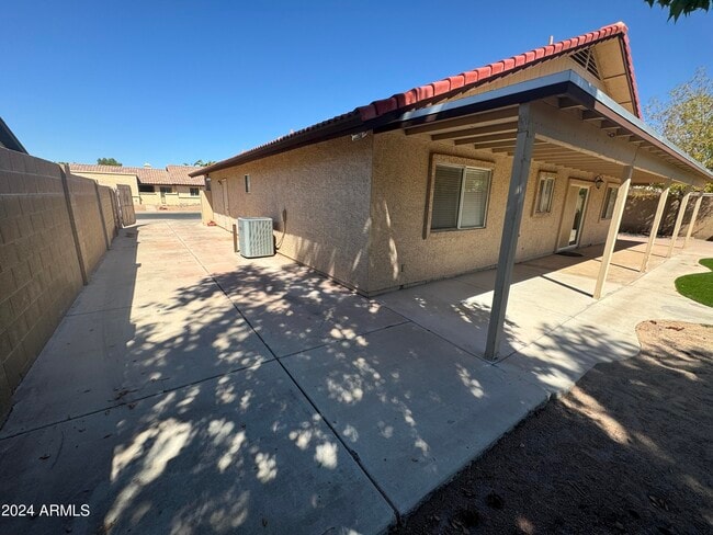 Building Photo - 491 E San Pedro Ave