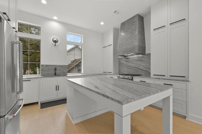 Building Photo - Exclusive Montrose Residence W/ High-End D...