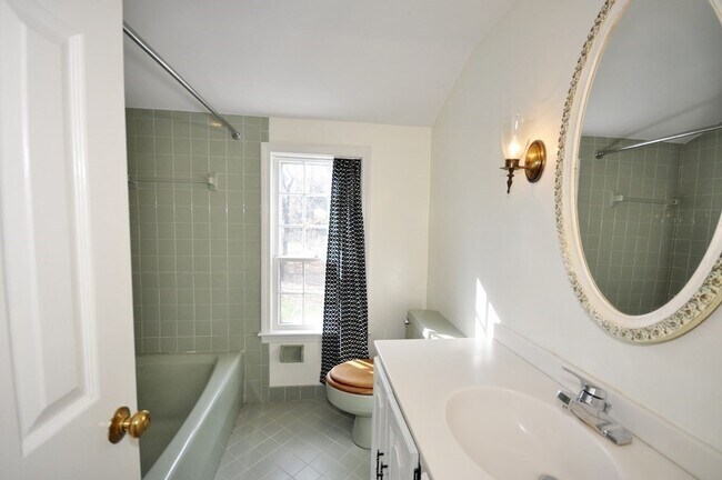 Building Photo - 15 Seaborn Pl