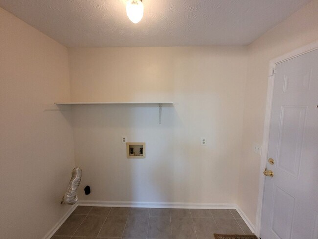 Building Photo - Beautiful 3-bedroom/2 bathrooms