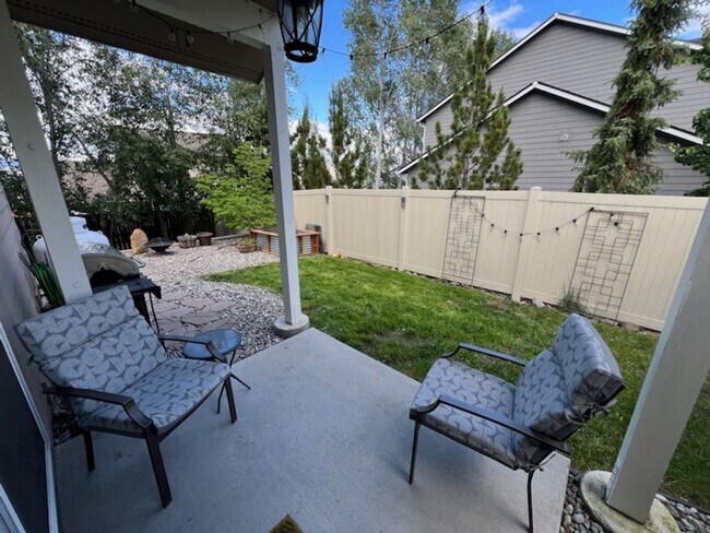 Building Photo - Beautifully constructed! 3 bed/2.5 bath ho...