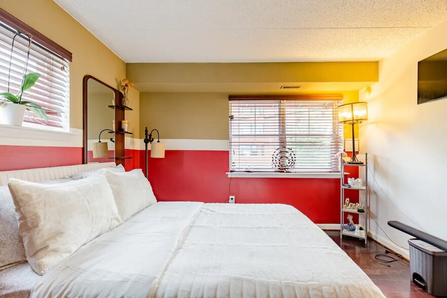 Your Private Bedroom - 2617 Douglass Pl SE