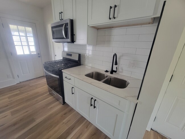 Building Photo - 1542 Thomas Ave