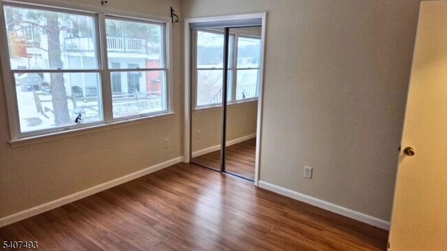 Building Photo - 306 Lake Shore S