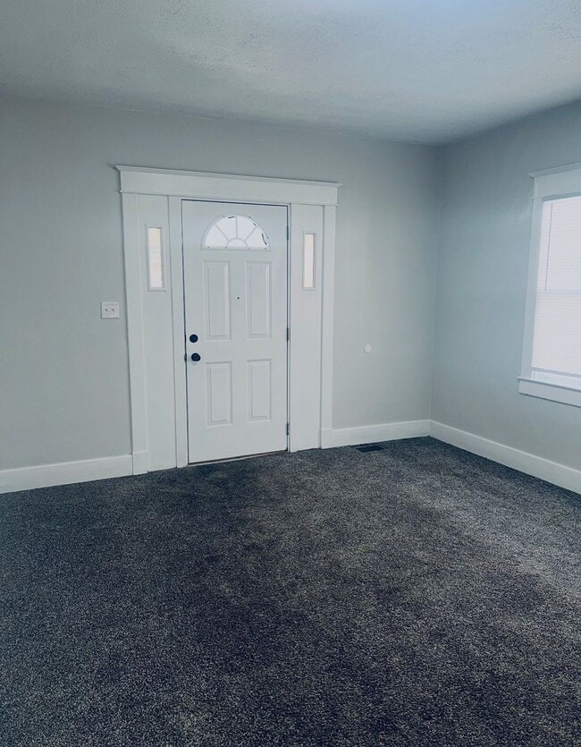 Building Photo - Beautifully renovated 3 bedroom house!