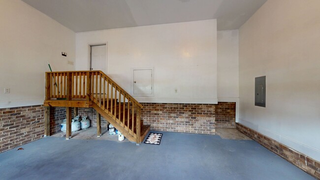 Building Photo - Large 5 Bedroom with Large Fenced in Back ...