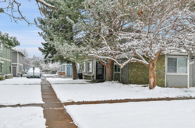 Building Photo - $1,550 - 2 Bed, 1 Bath Condo in Aurora with Central AC and in Unit Laundry!