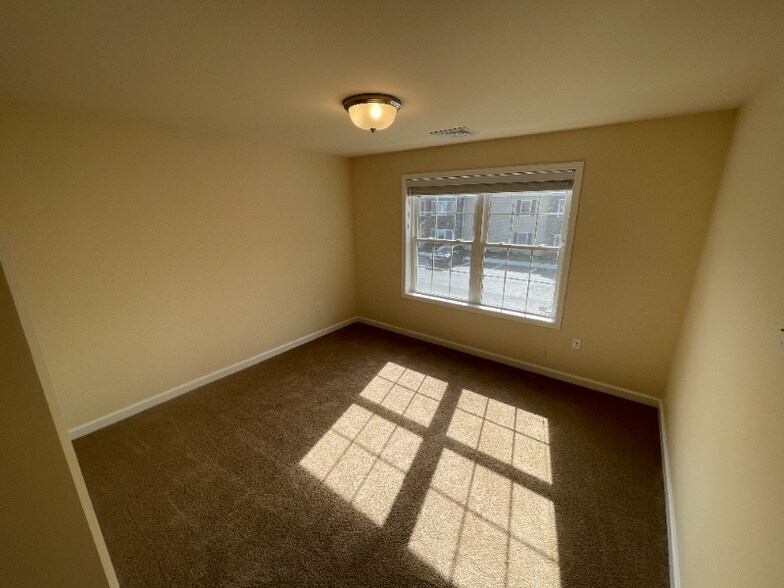 Building Photo - 540 Northend Dr