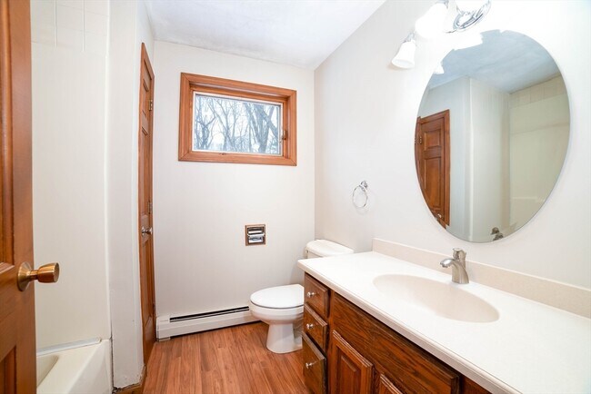 Building Photo - 160 Floral St