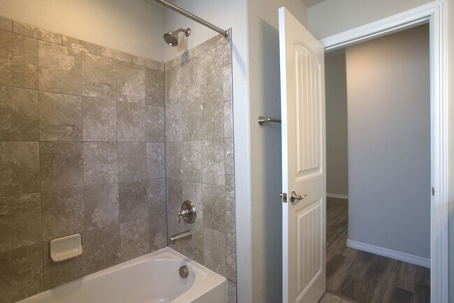 Building Photo - 5 Bed 3 Bath 3 Car Garage Rancher!!!