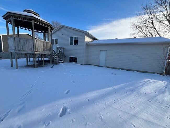 Building Photo - 5 Bed/2 Bath West Side Home!