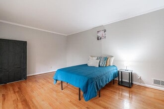 Building Photo - THE KNOLLVIEW | Spacious updated home just a 5-minute walk to bus 186, offering convenient and co...