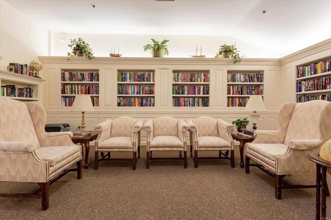 Building Photo - 1560 Circa Del Lago