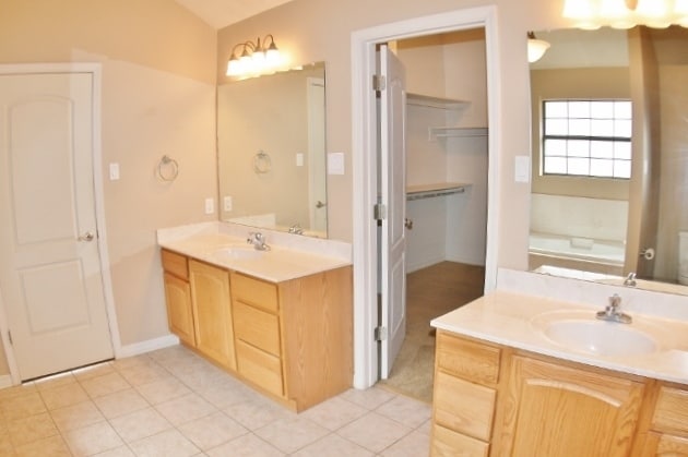 Building Photo - Wow 4 Big Bedrooms,  Pets Welcome, Great Location.