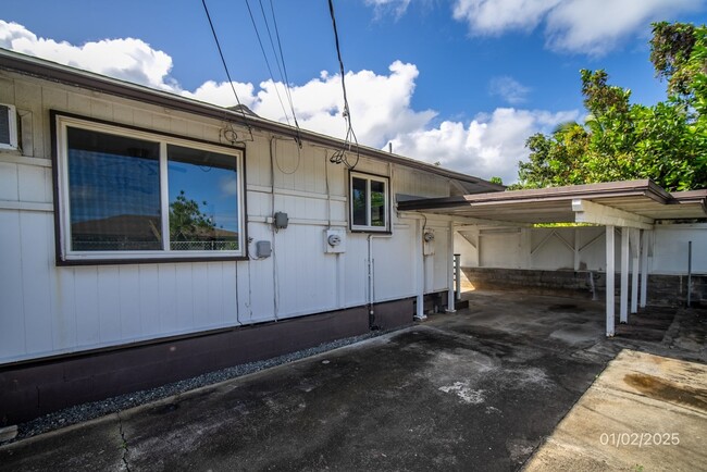 Building Photo - Charming Remodeled Duplex in Kaneohe - 2 B...