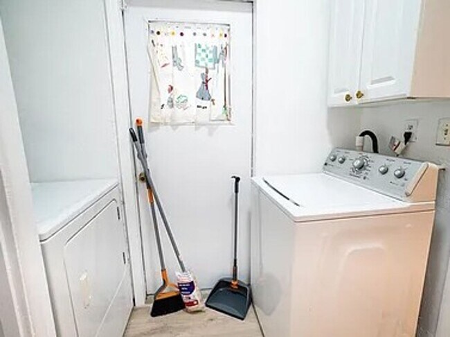 Building Photo - Stylish Heated Pool House  Near the Beach