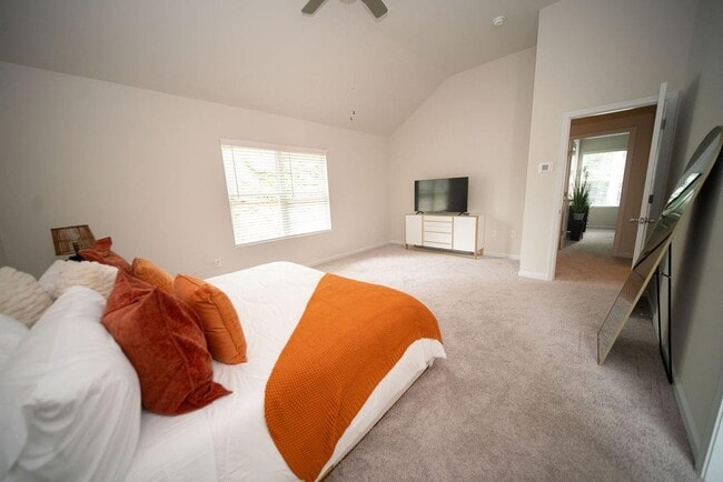 Building Photo - 585 River Gdns Dr