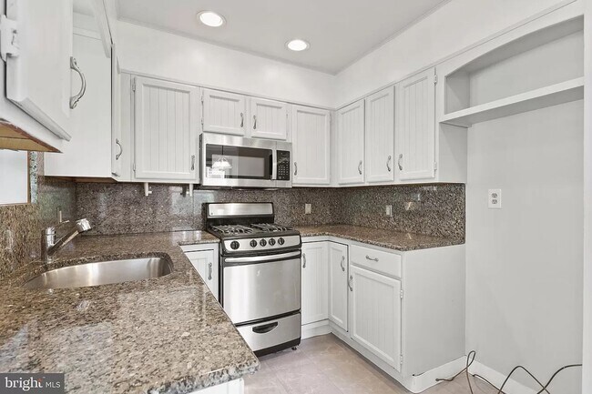 Building Photo - Picture-Perfect 2 Bedroom Home!