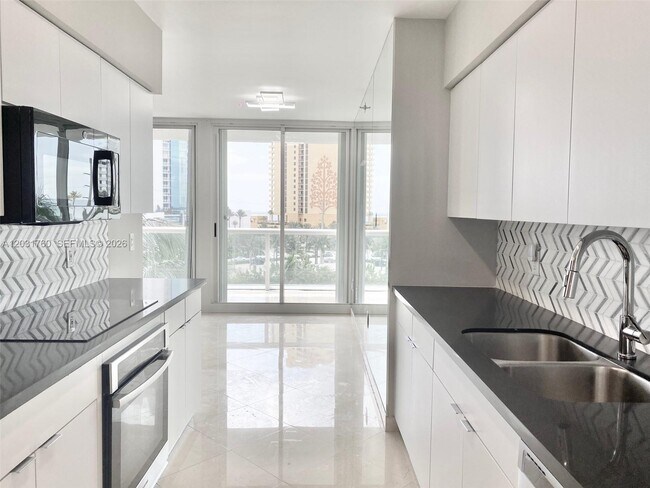Building Photo - 16400 Collins Ave