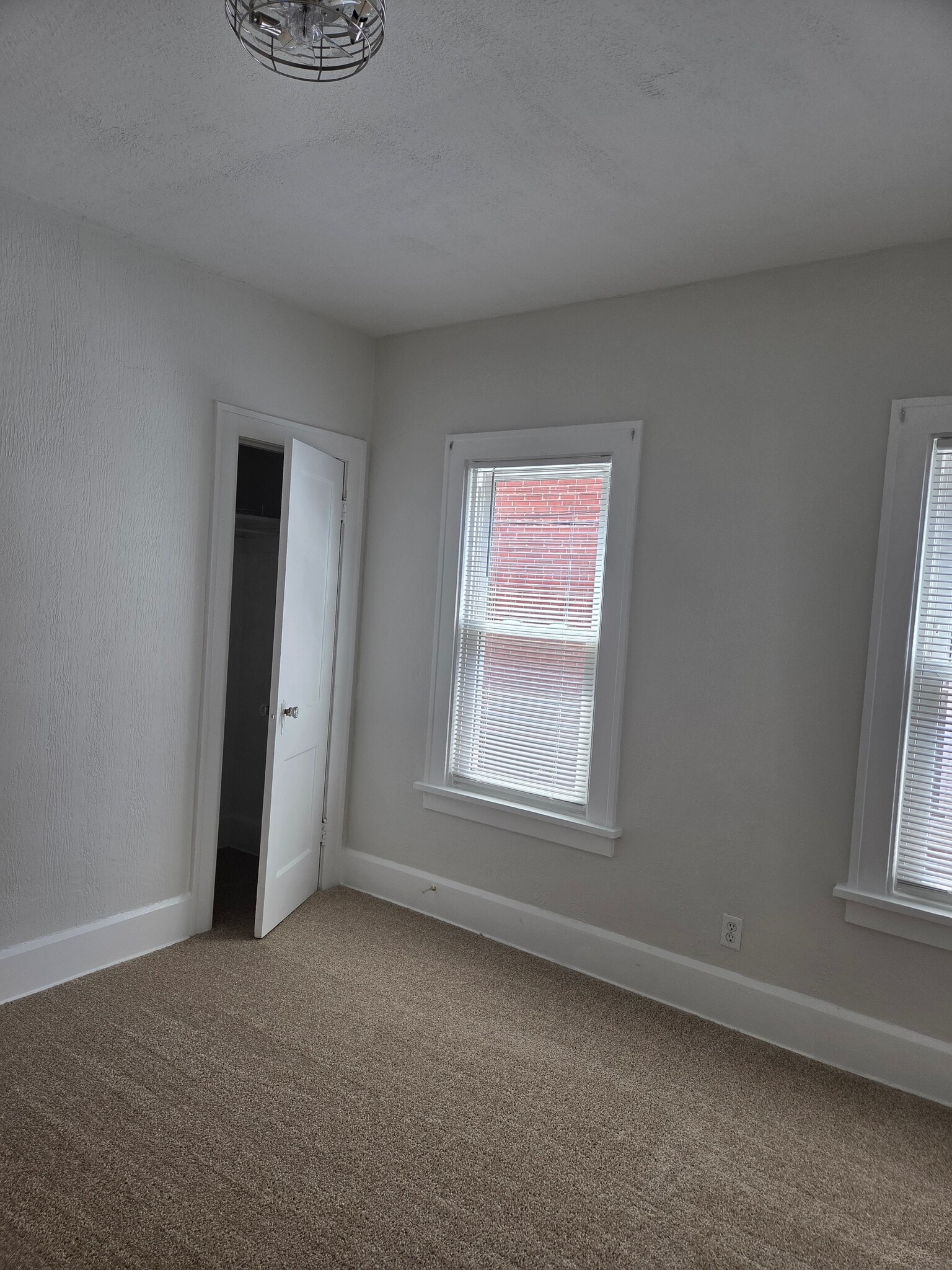 Building Photo - 328 E 6th St