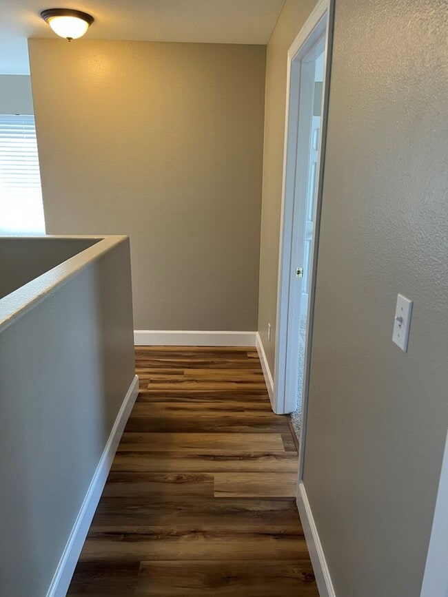 Building Photo - GORGEOUS TOWNHOME FOR IMMEDIATE MOVE-IN