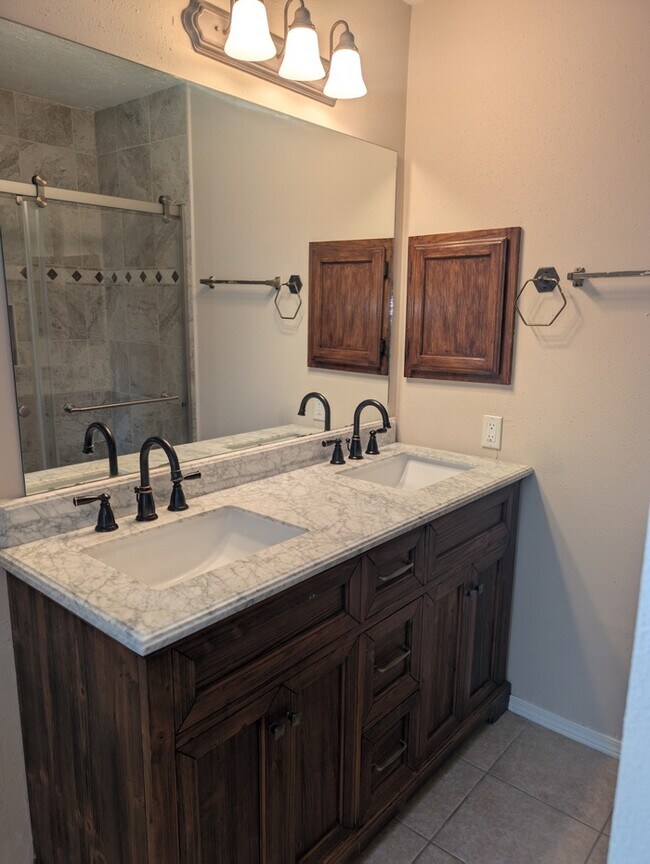 Building Photo - Charming 2 beds 2 baths in Spring!
