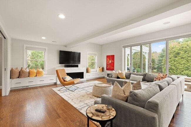 Building Photo - 25 Saddle Club Rd