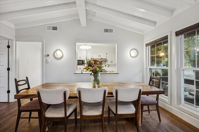 Building Photo - 6407 Lynn Ln