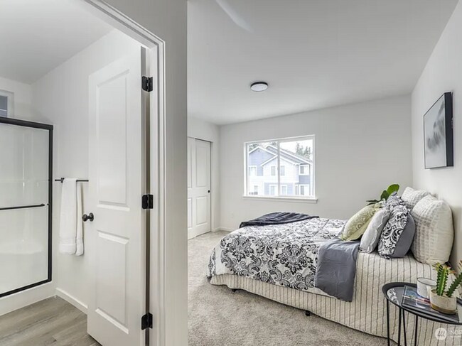 Building Photo - Beautiful, private 2 bed, 2.5 bath townhouse in Silverdale