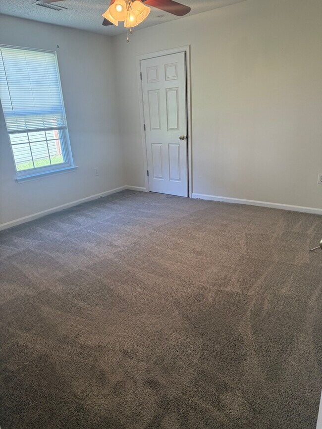 Building Photo - Newly renovated ranch home