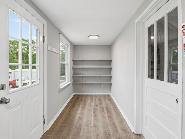 Building Photo - 4 Bedroom/1 Bathroom Home with Fenced Yard Available in SE Roanoke!