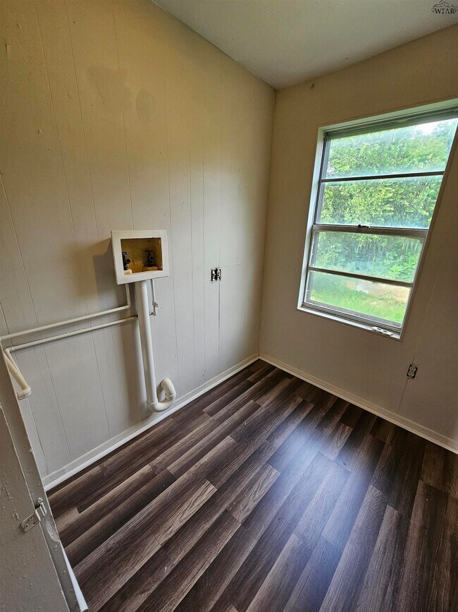 Building Photo - 1613 Beverly Dr